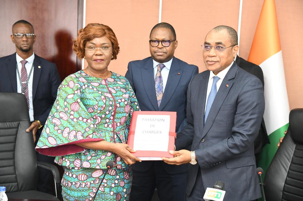 Passation de charges: le Ministre Adama COULIBALY remet le p...